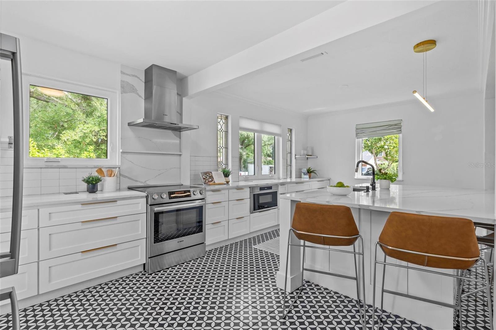 Listing photo id 9 for 3316 San Miguel Street N