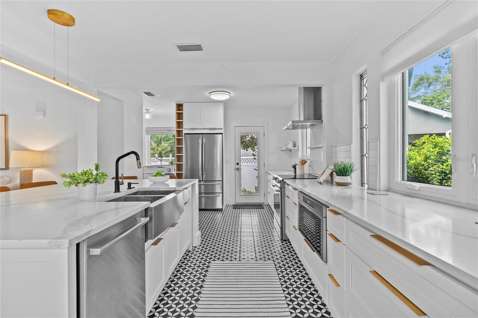 Listing photo id 10 for 3316 San Miguel Street N