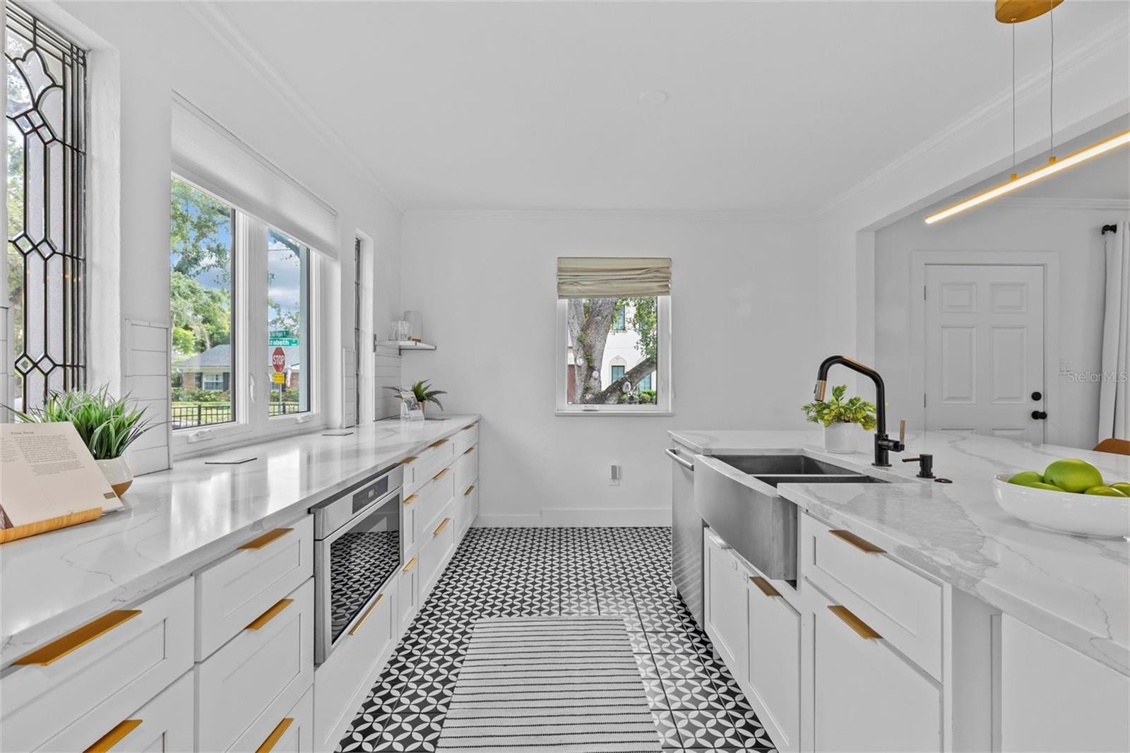 Listing photo id 11 for 3316 San Miguel Street N