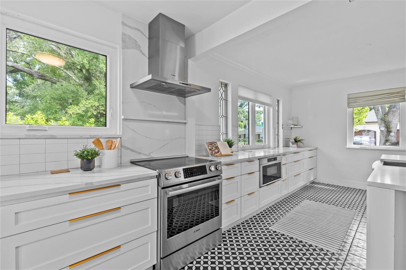 Listing photo id 12 for 3316 San Miguel Street N