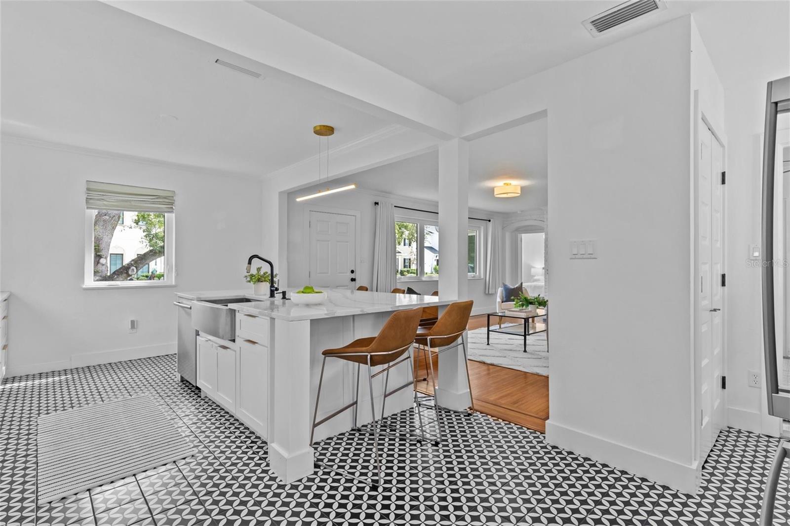 Listing photo id 13 for 3316 San Miguel Street N