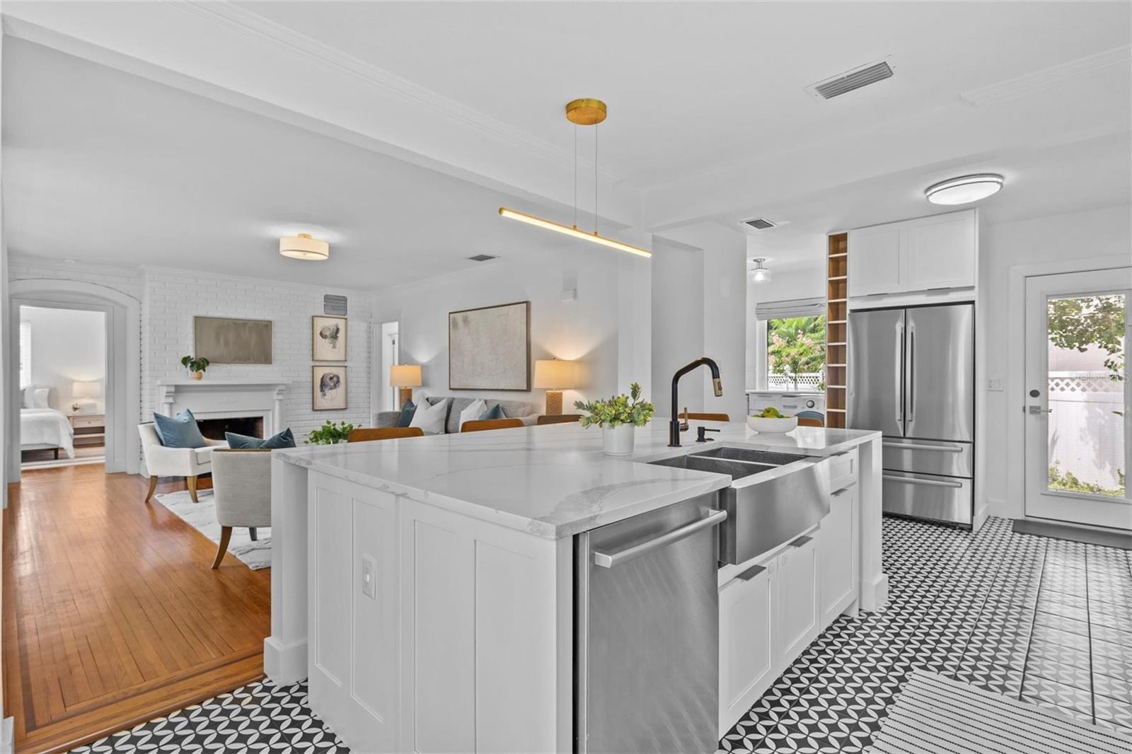 Listing photo id 14 for 3316 San Miguel Street N