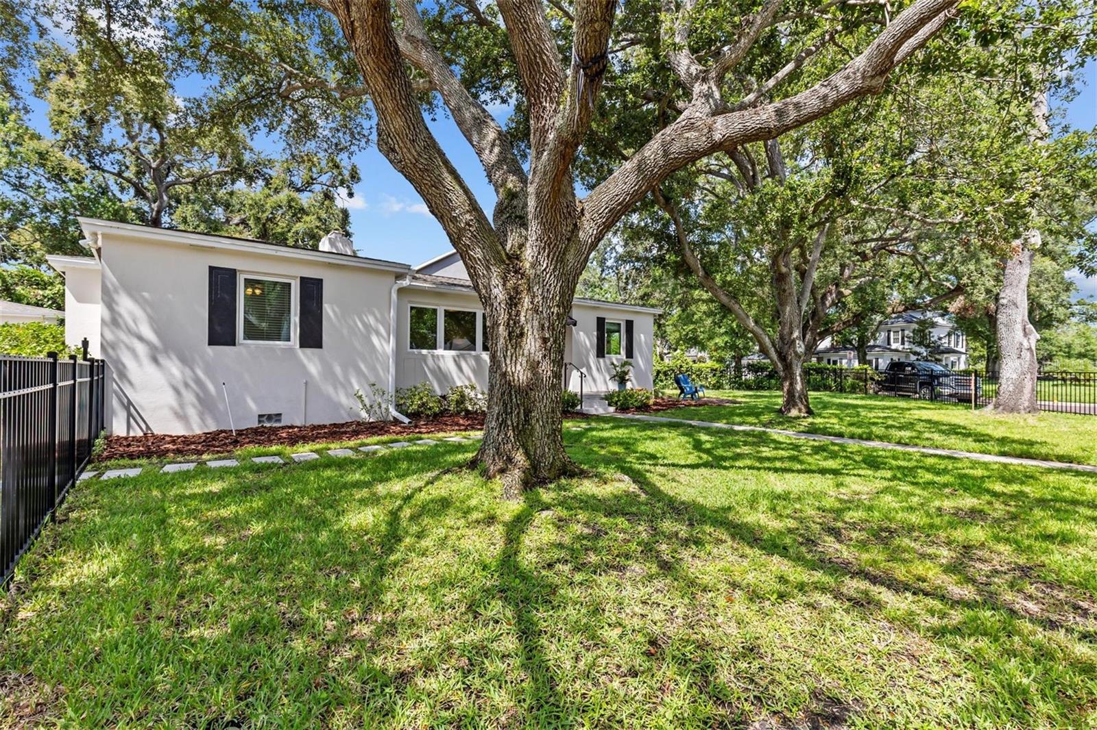 Listing photo id 36 for 3316 San Miguel Street N