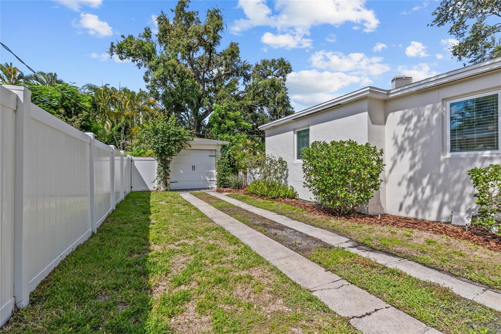 Listing photo id 39 for 3316 San Miguel Street N