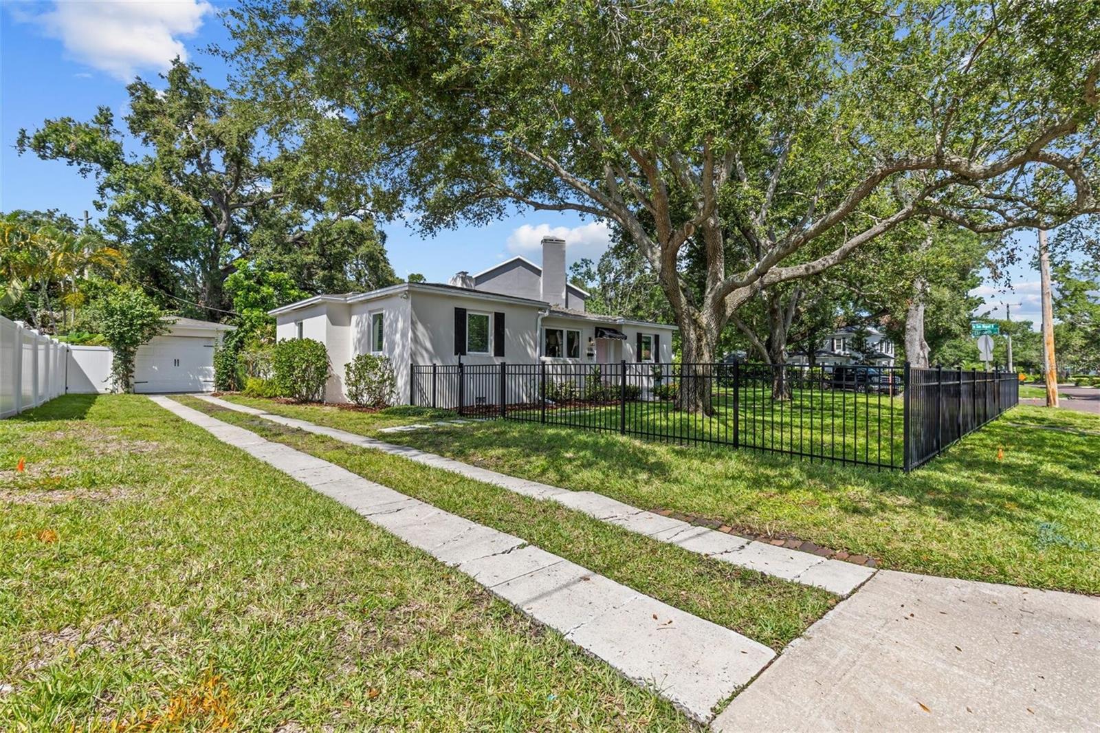 Listing photo id 40 for 3316 San Miguel Street N