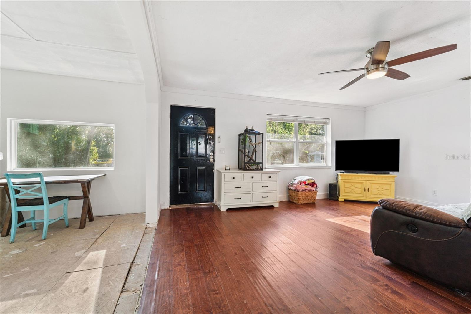 Image 8 of 38 For 18812 Carr Drive