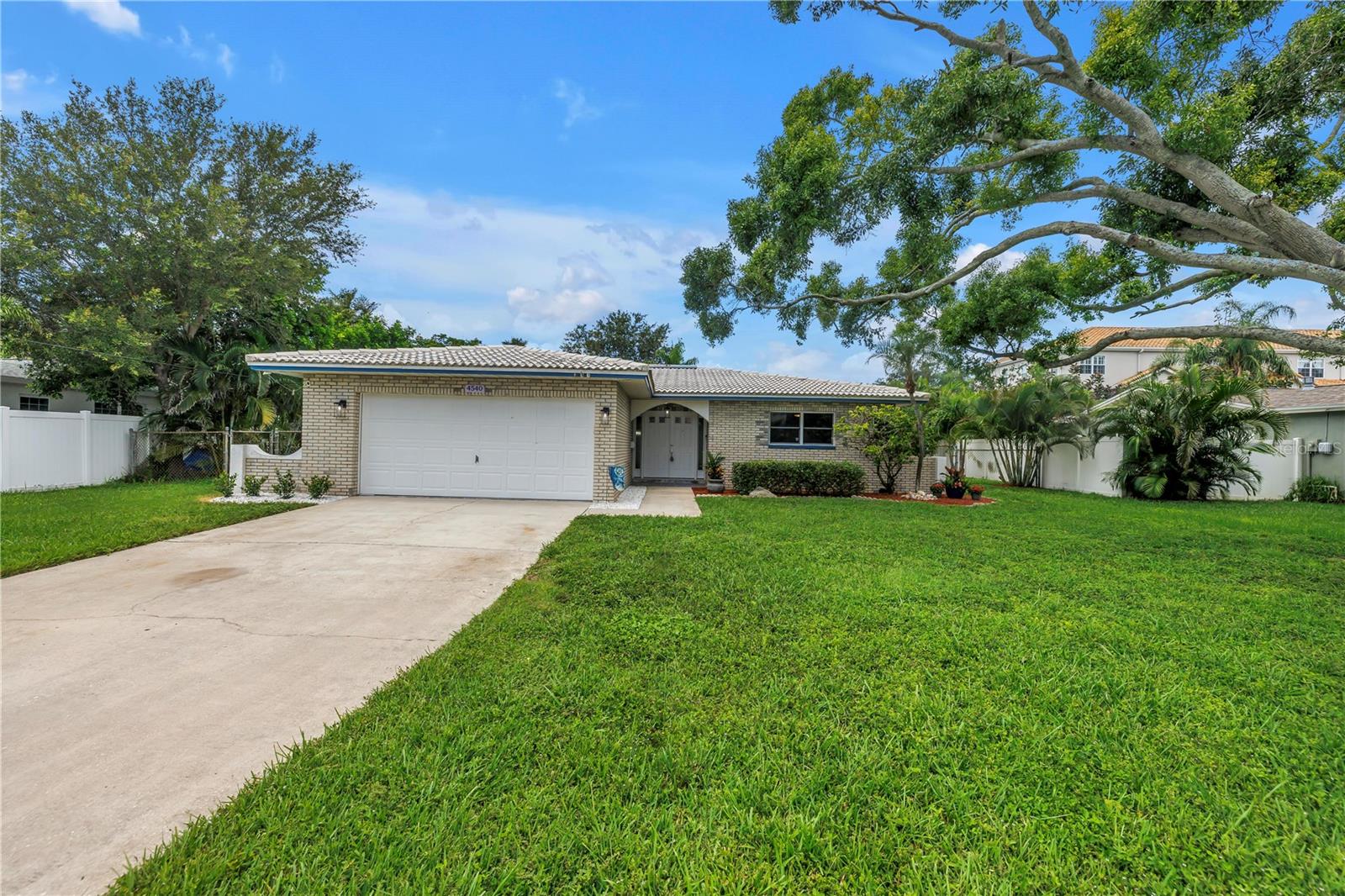 Image 13 of 67 For 4540 Bayshore Boulevard Ne