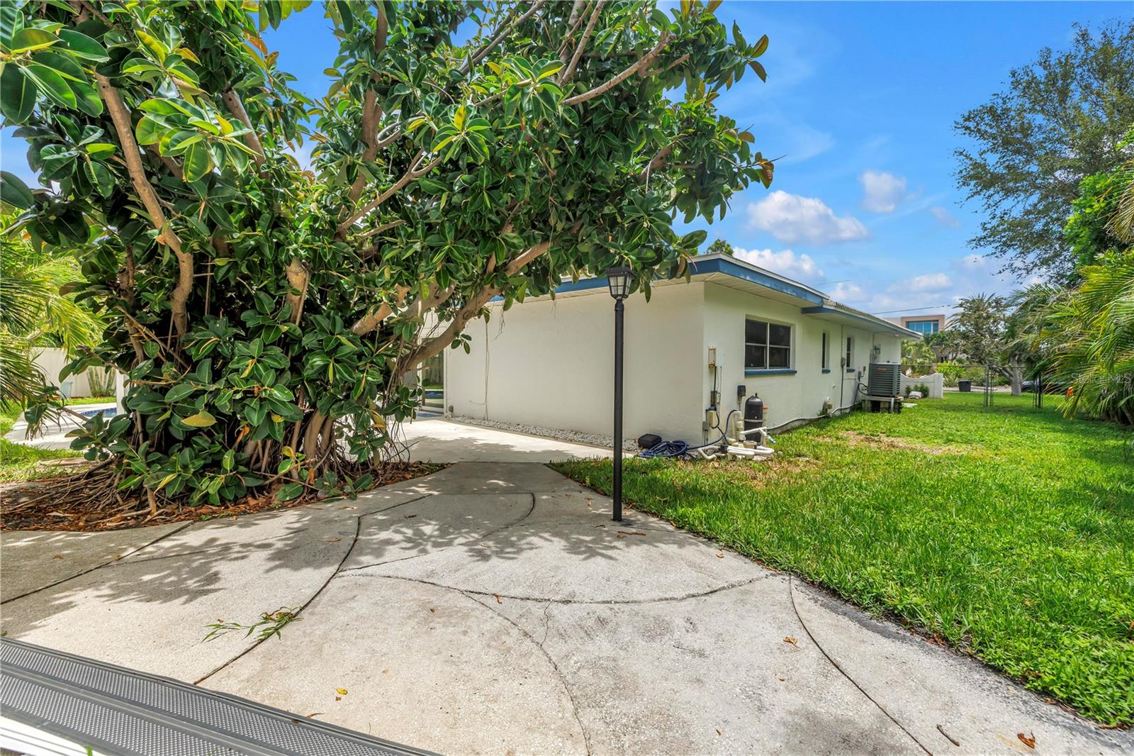 Image 27 of 67 For 4540 Bayshore Boulevard Ne