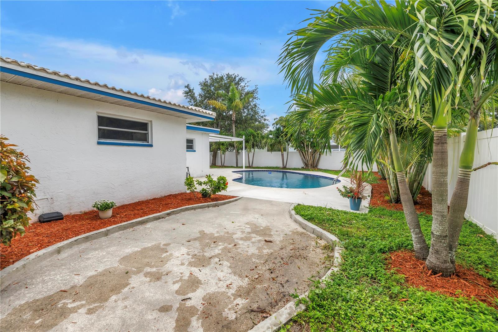 Image 34 of 67 For 4540 Bayshore Boulevard Ne