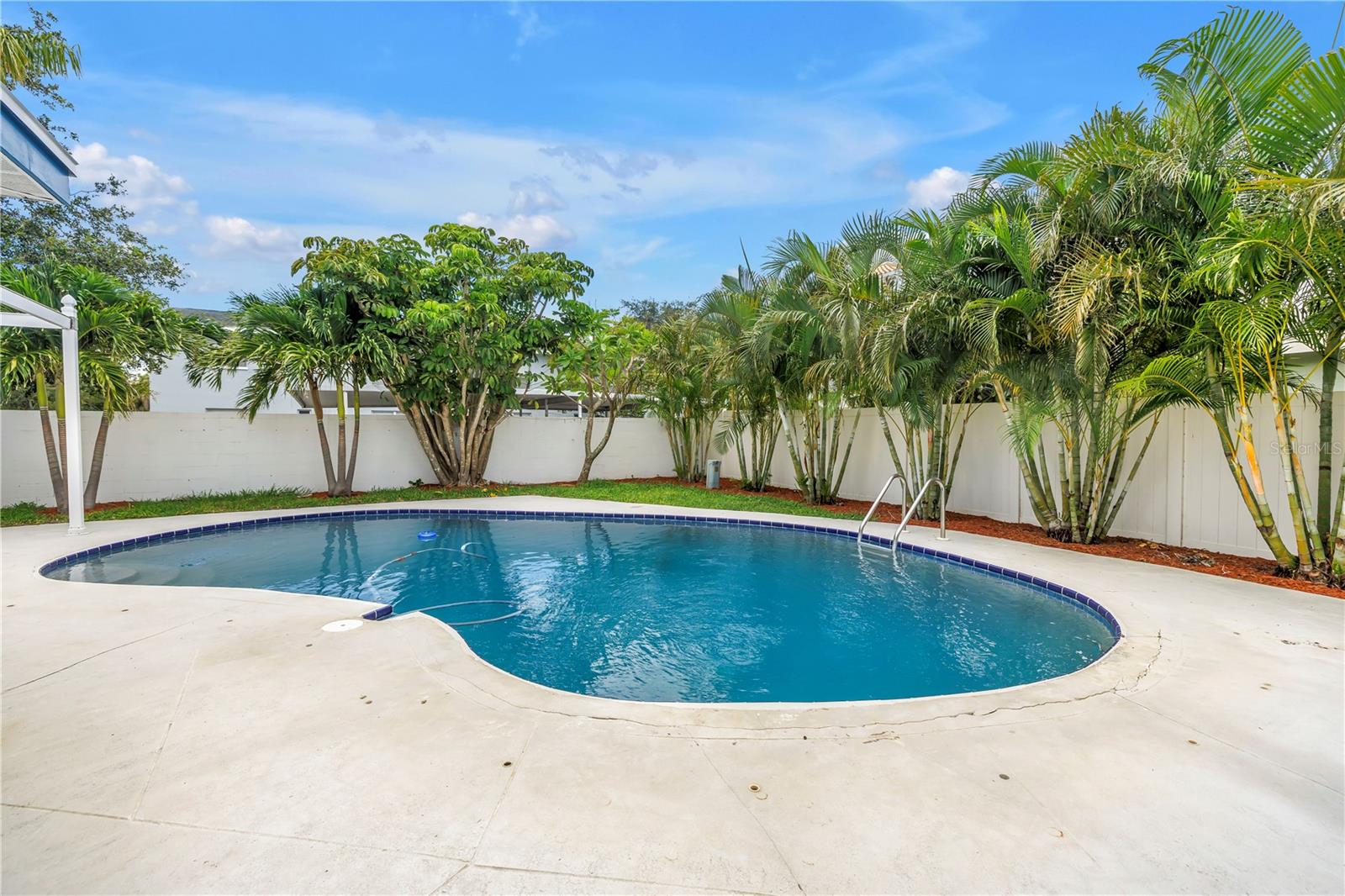 Image 36 of 67 For 4540 Bayshore Boulevard Ne