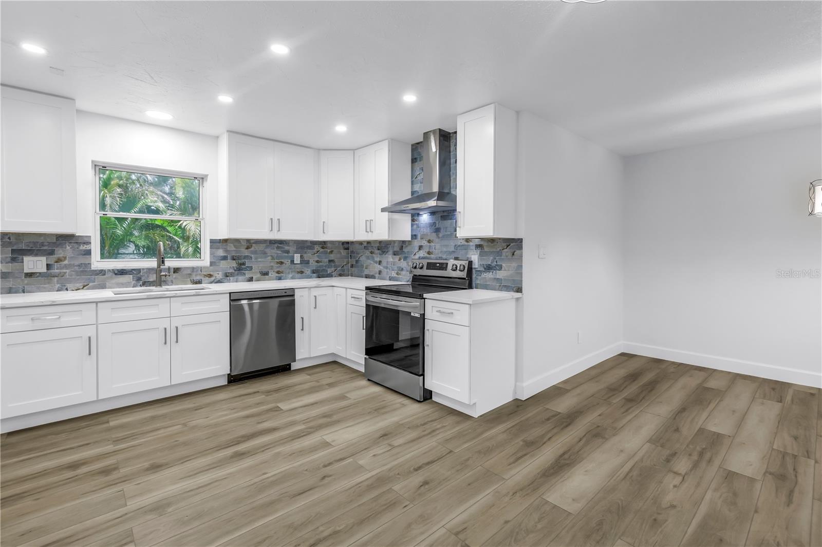 Image 44 of 67 For 4540 Bayshore Boulevard Ne