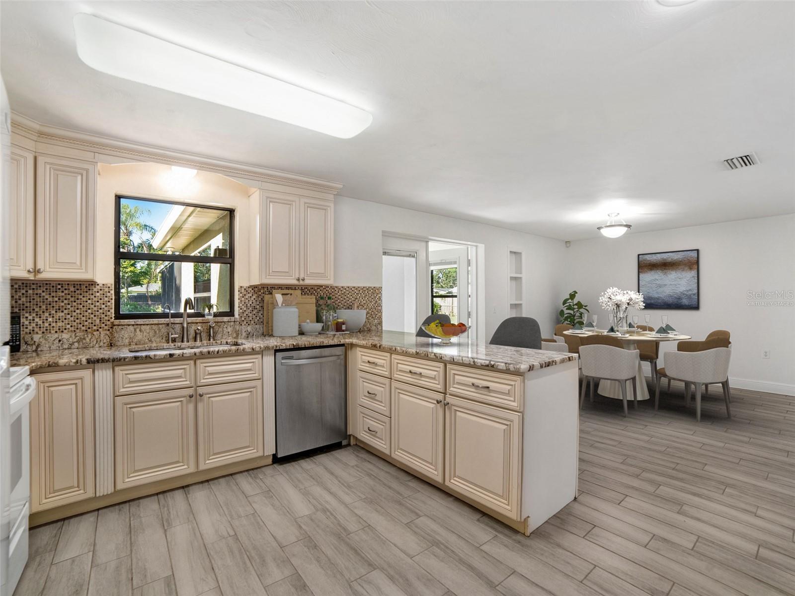 Image 10 of 30 For 2107 Lumsden Avenue