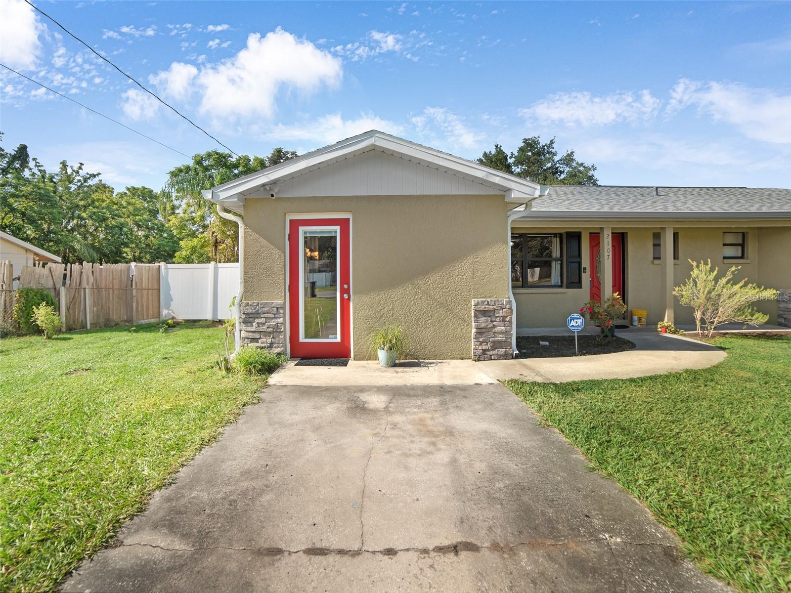 Image 3 of 30 For 2107 Lumsden Avenue