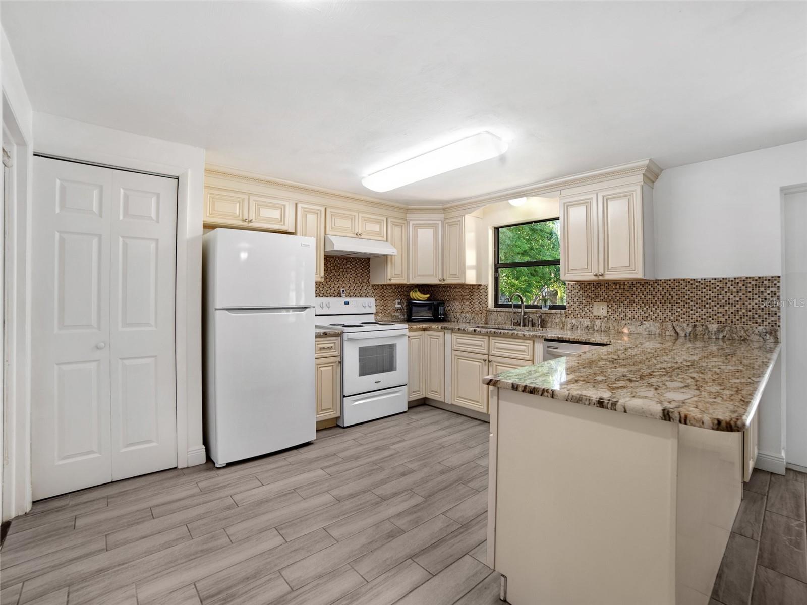 Image 8 of 30 For 2107 Lumsden Avenue