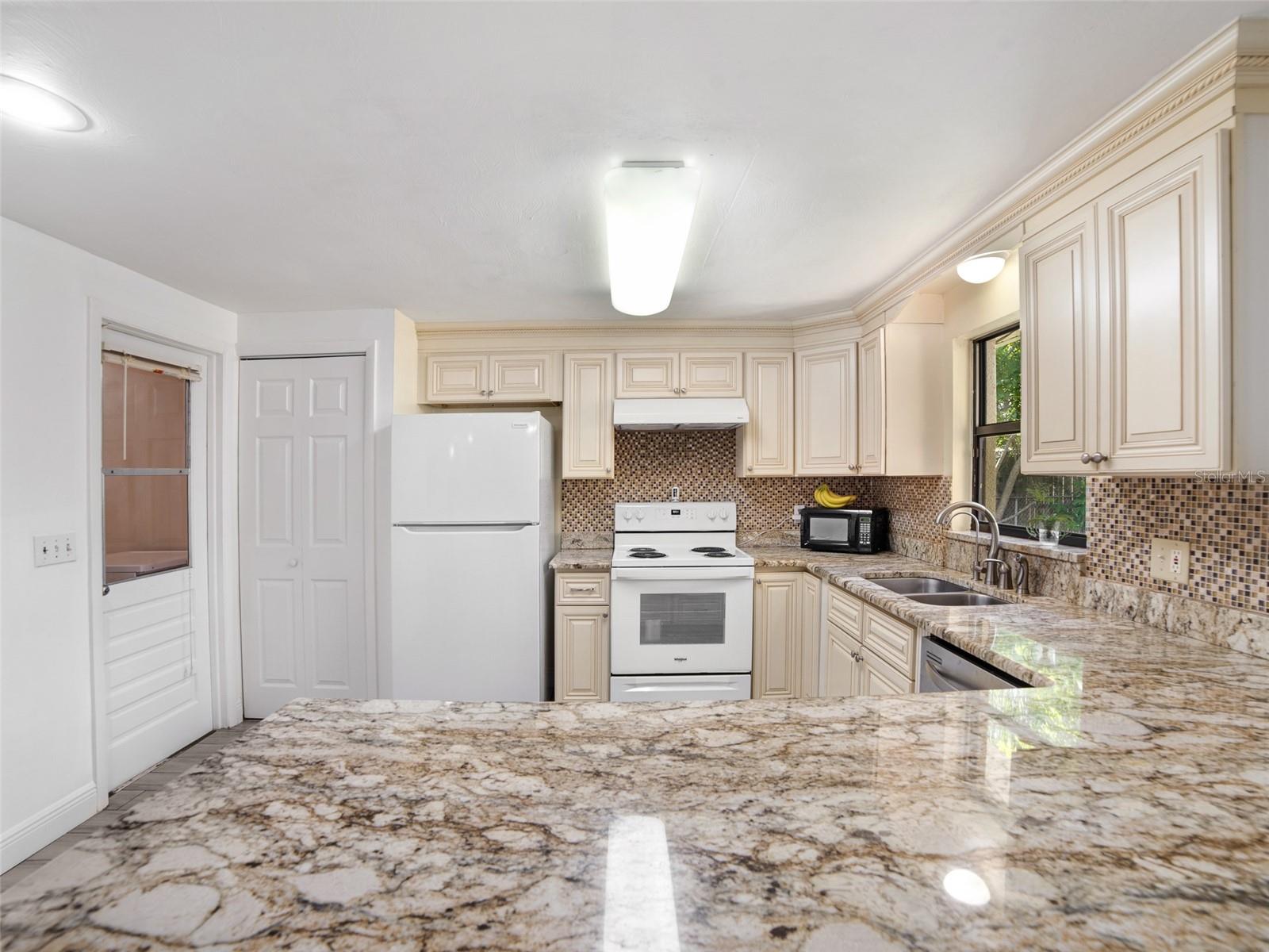 Image 9 of 30 For 2107 Lumsden Avenue