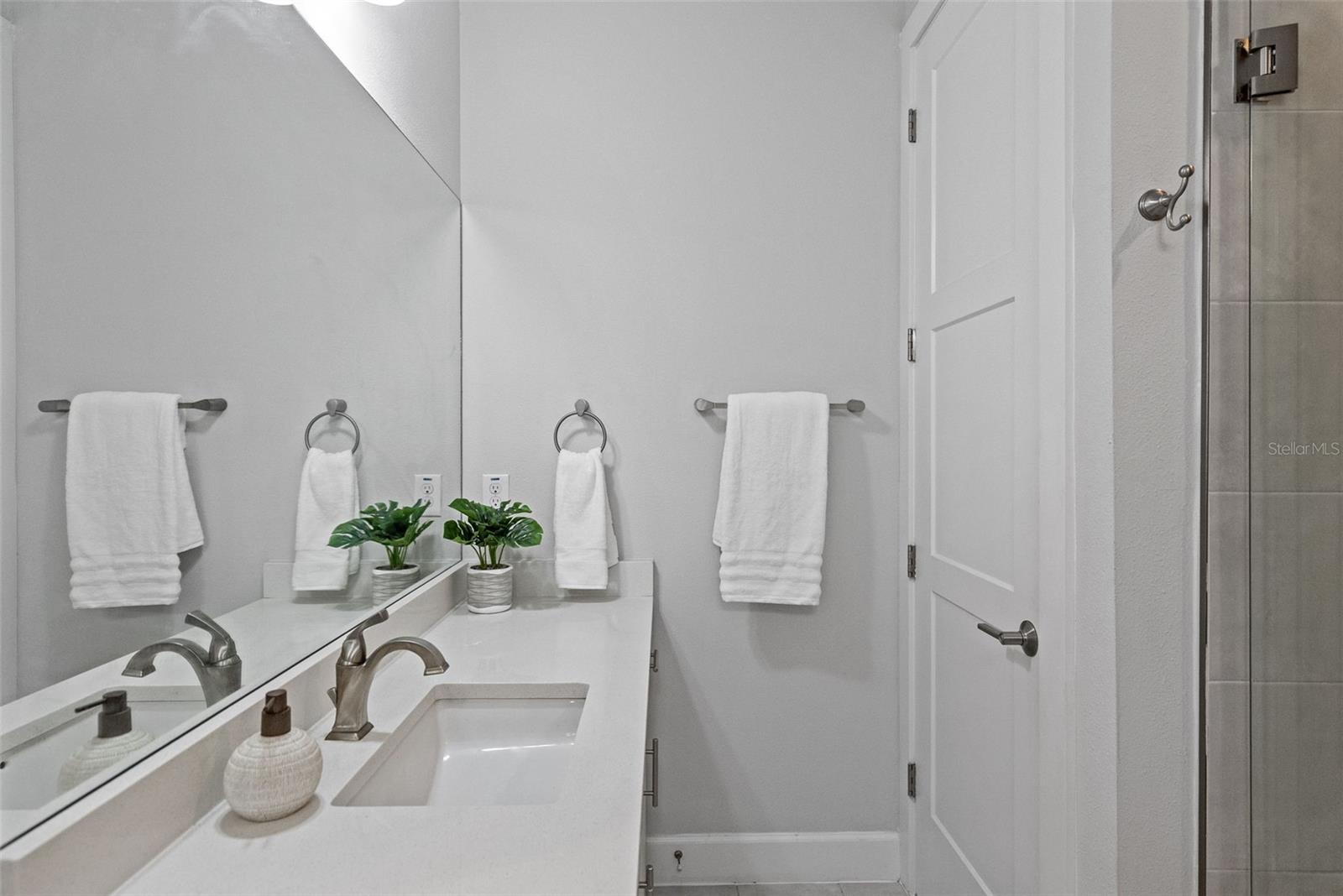 Listing photo id 24 for 1332 Gray Street 8