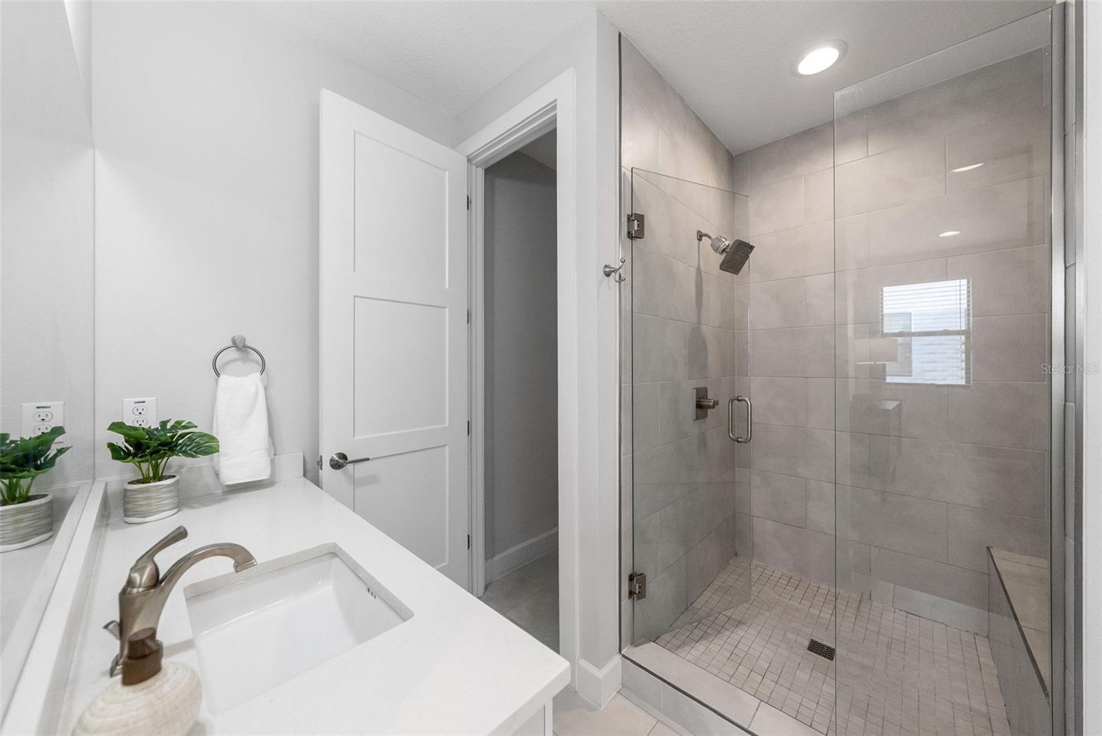 Listing photo id 25 for 1332 Gray Street 8