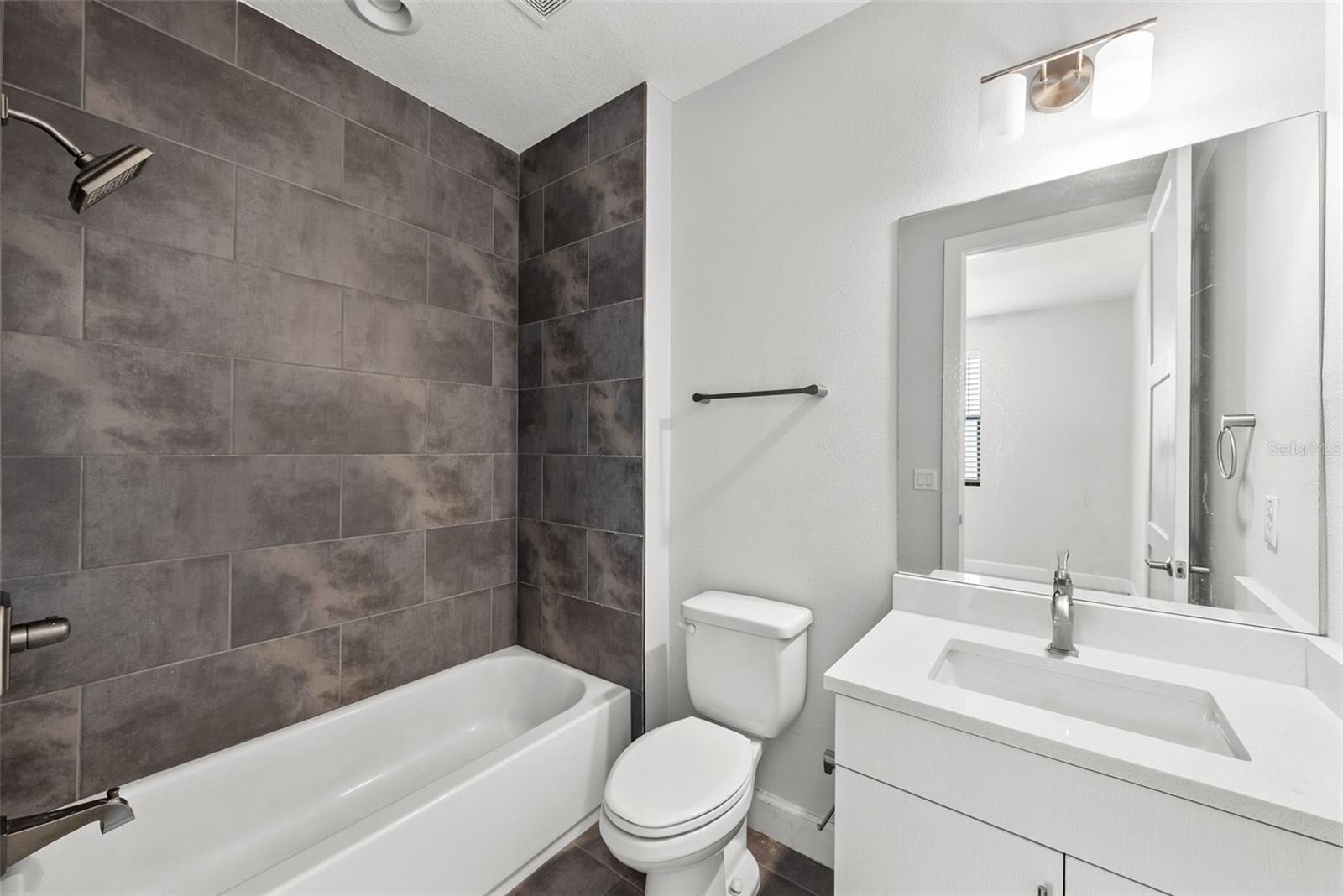 Listing photo id 29 for 1332 Gray Street 8