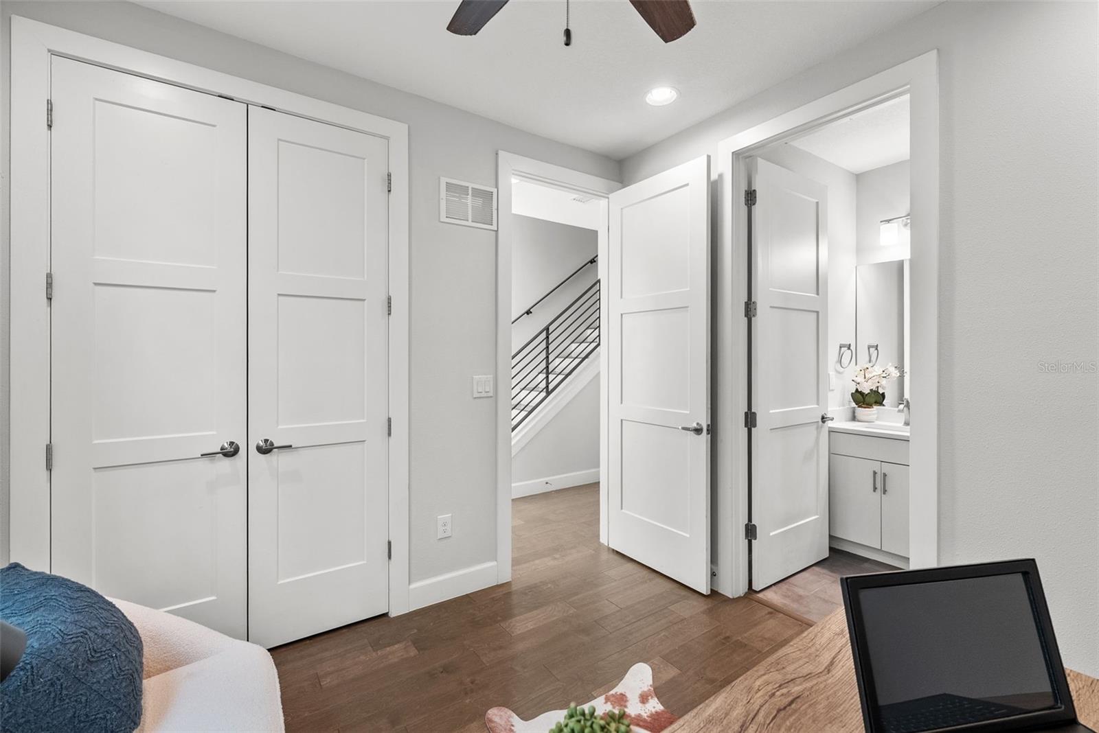 Listing photo id 3 for 1332 Gray Street 8