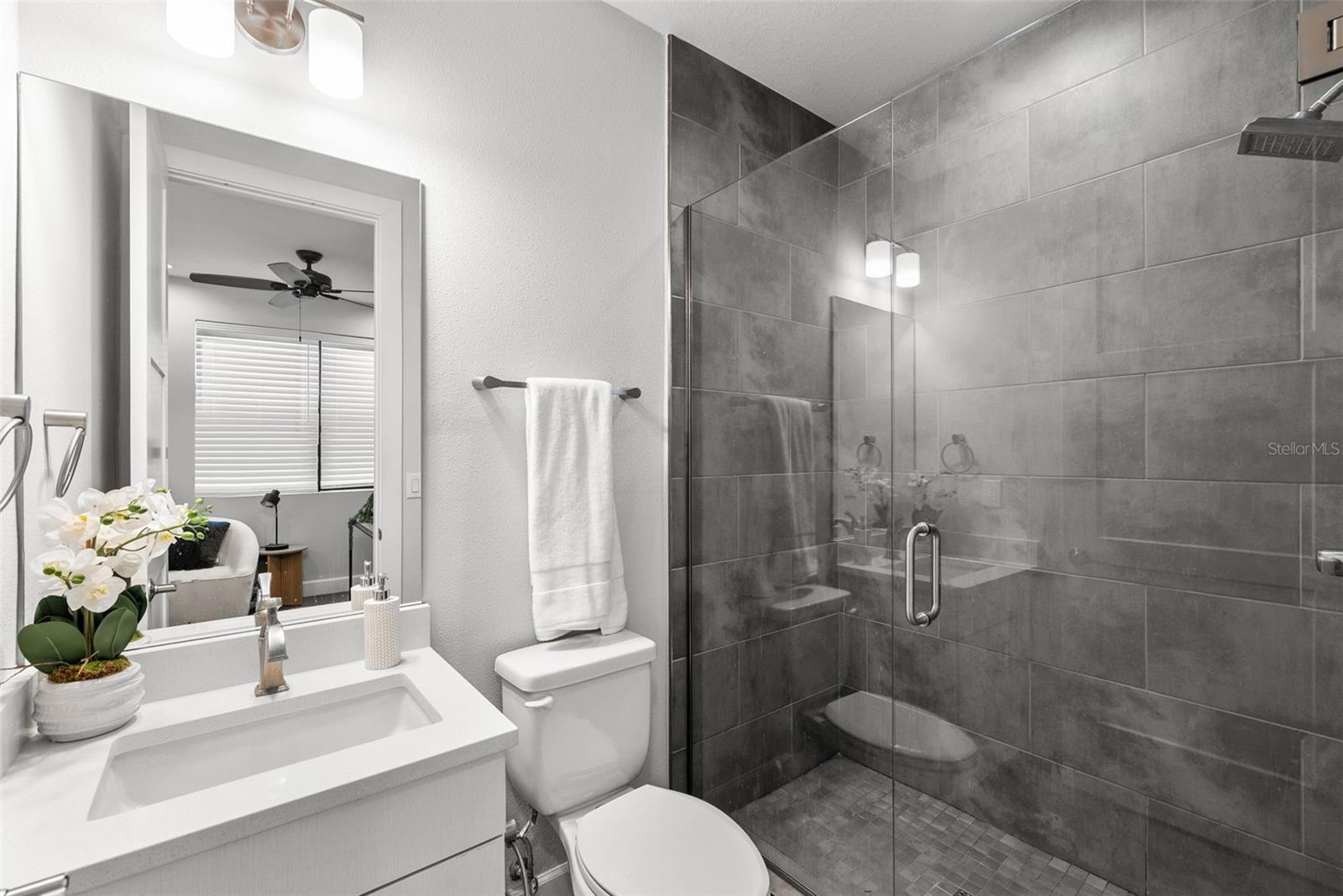 Listing photo id 4 for 1332 Gray Street 8