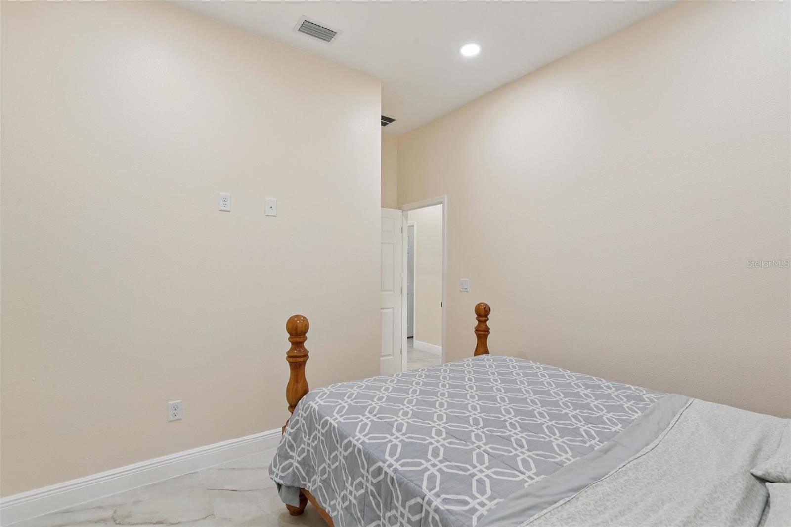 Image 30 of 69 For 33433 Loop Court