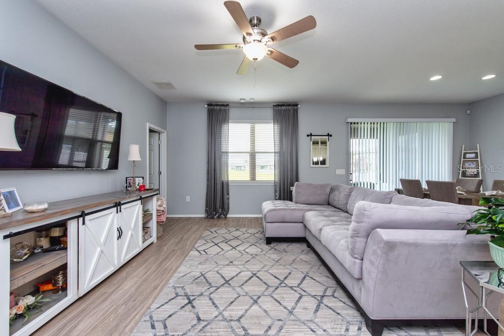 Listing photo id 1 for 1942 Trillium Boulevard