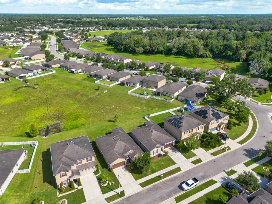 Listing photo id 31 for 1942 Trillium Boulevard