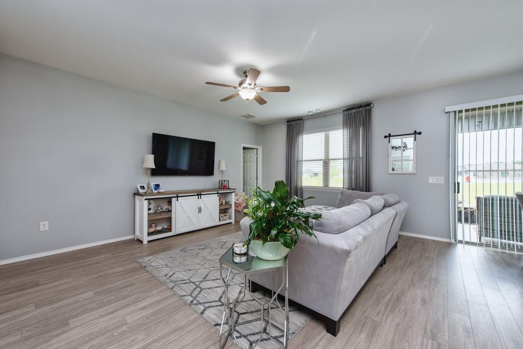 Listing photo id 2 for 1942 Trillium Boulevard