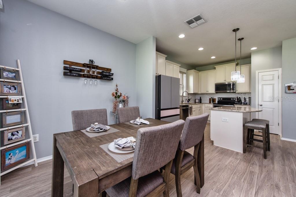 Listing photo id 7 for 1942 Trillium Boulevard
