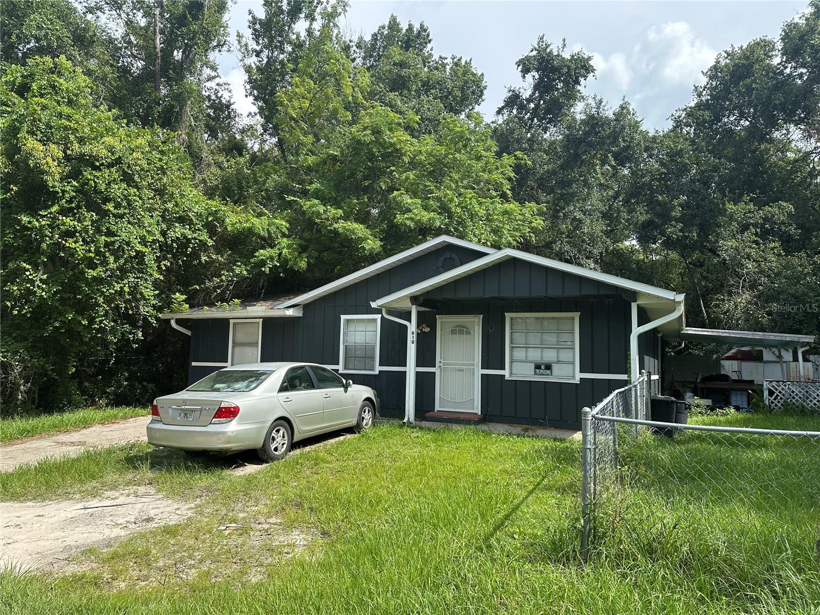 Listing photo id 0 for 610 Iris Street