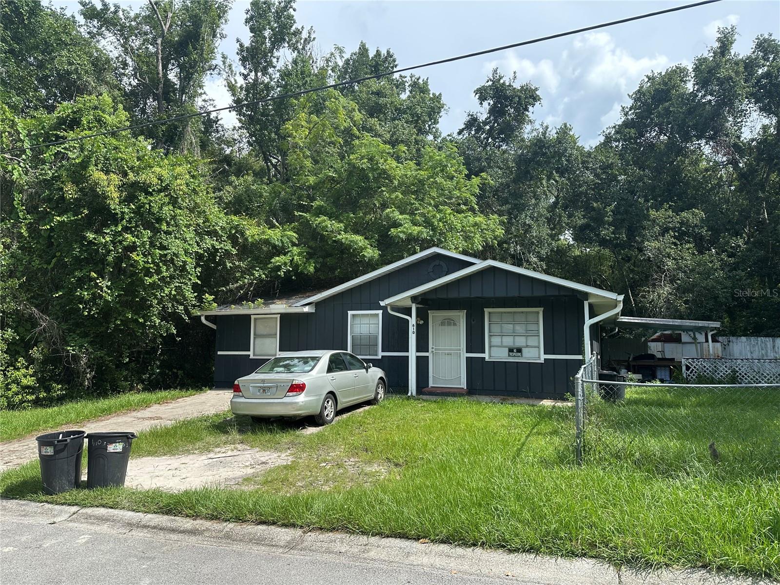 Listing photo id 5 for 610 Iris Street