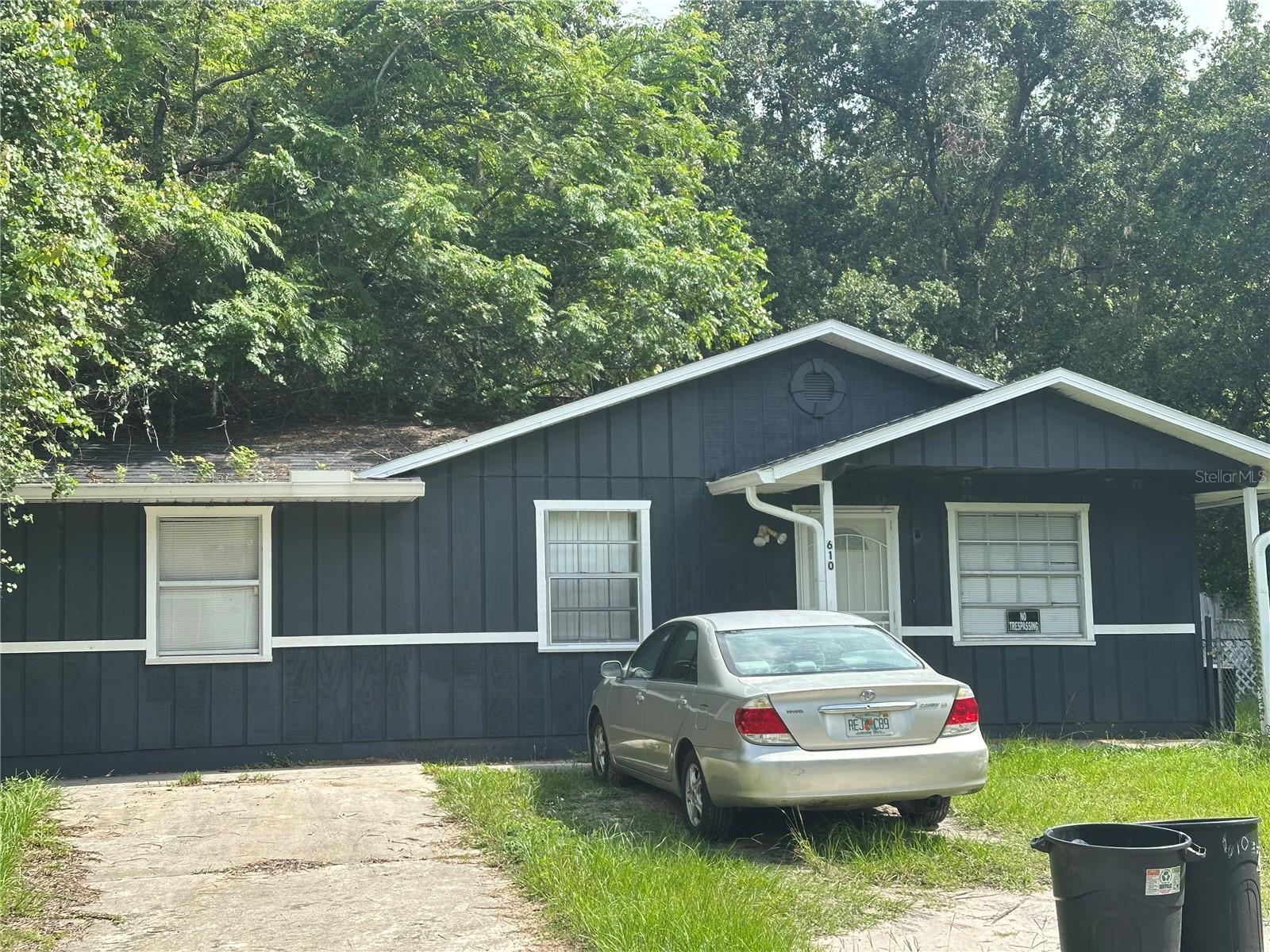 Listing photo id 6 for 610 Iris Street