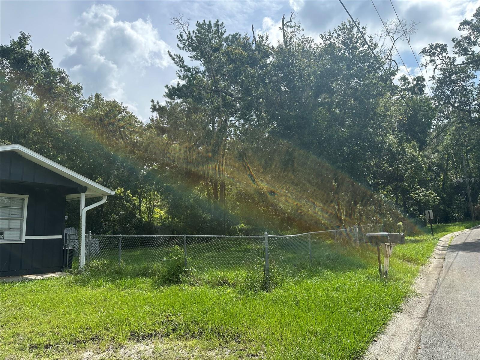 Listing photo id 7 for 610 Iris Street