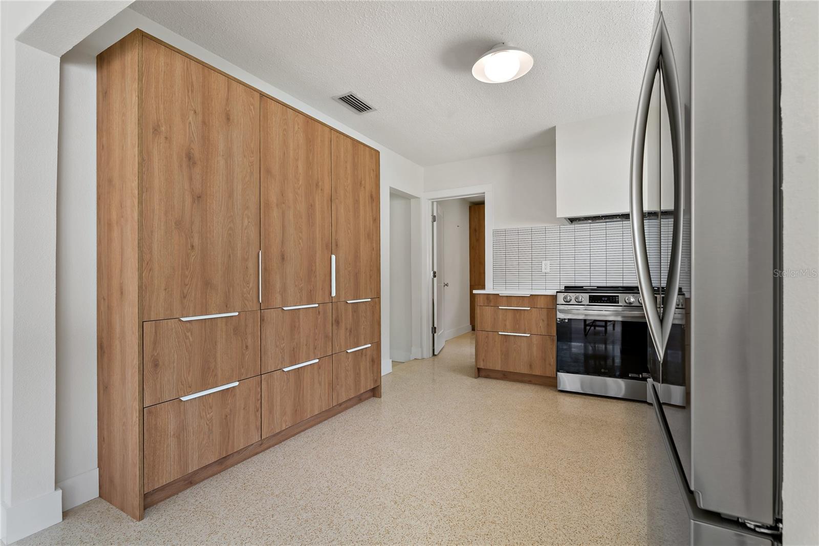 Image 10 of 28 For 433 Pineapple Street