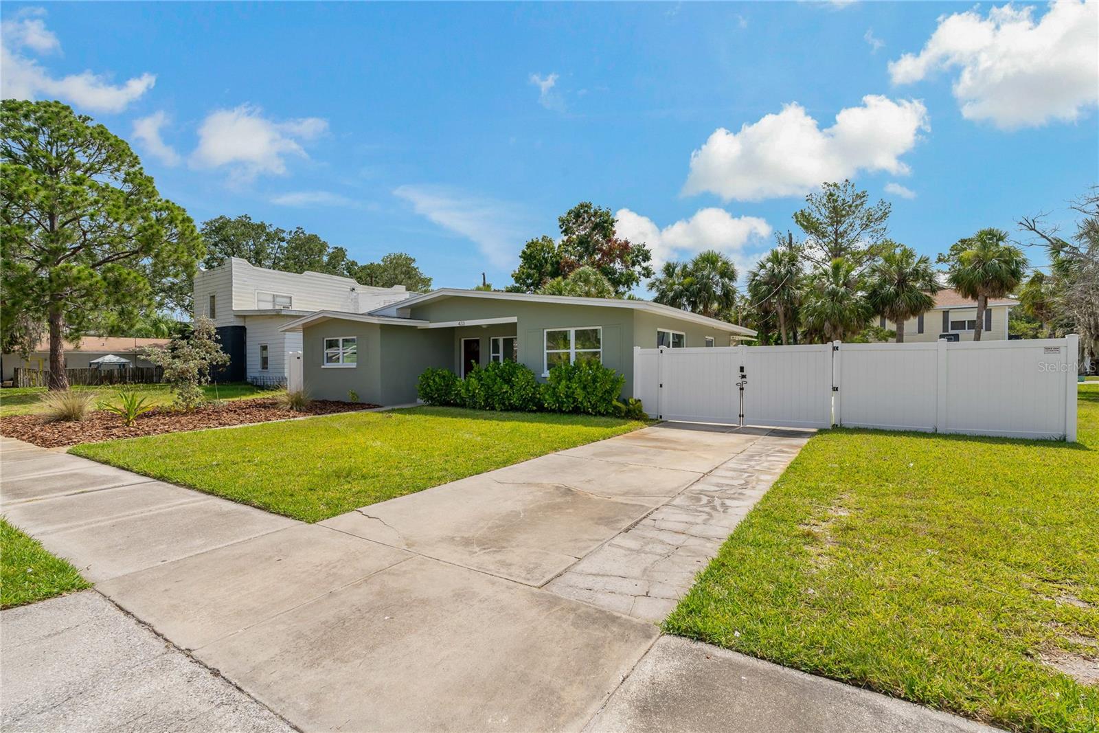 Image 3 of 28 For 433 Pineapple Street