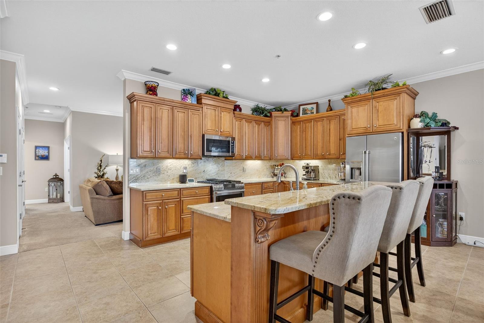 Listing photo id 8 for 2756 Reserve Court