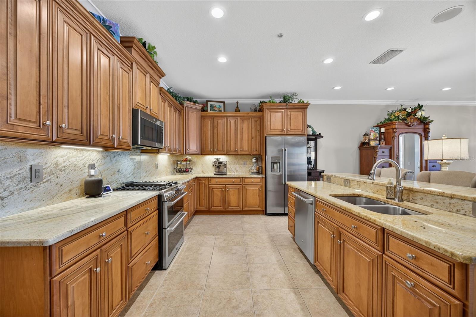 Listing photo id 9 for 2756 Reserve Court