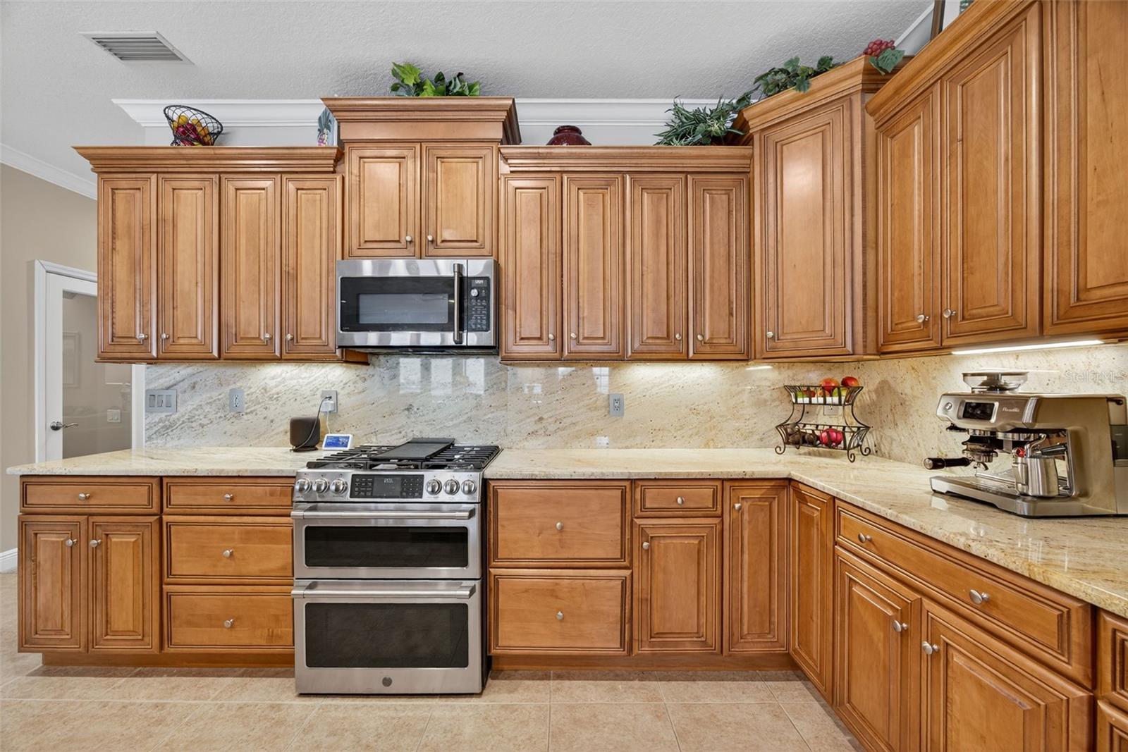 Listing photo id 10 for 2756 Reserve Court