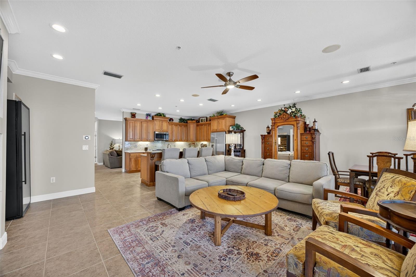 Listing photo id 12 for 2756 Reserve Court