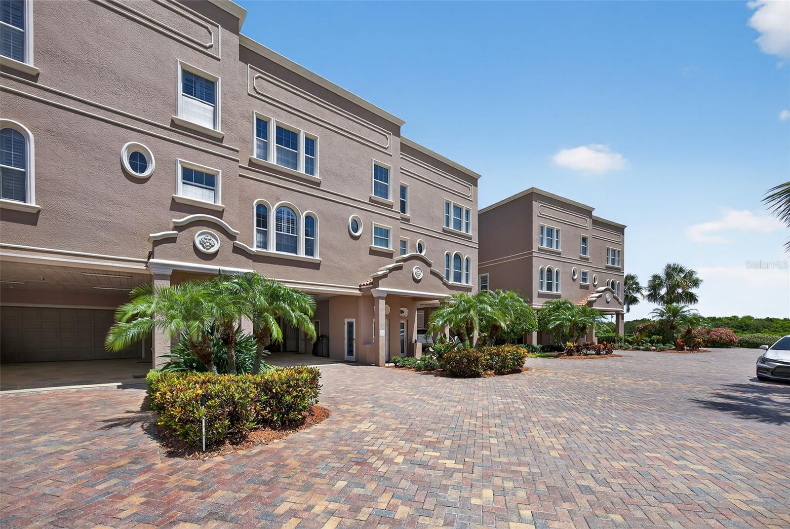 Listing photo id 0 for 2756 Reserve Court