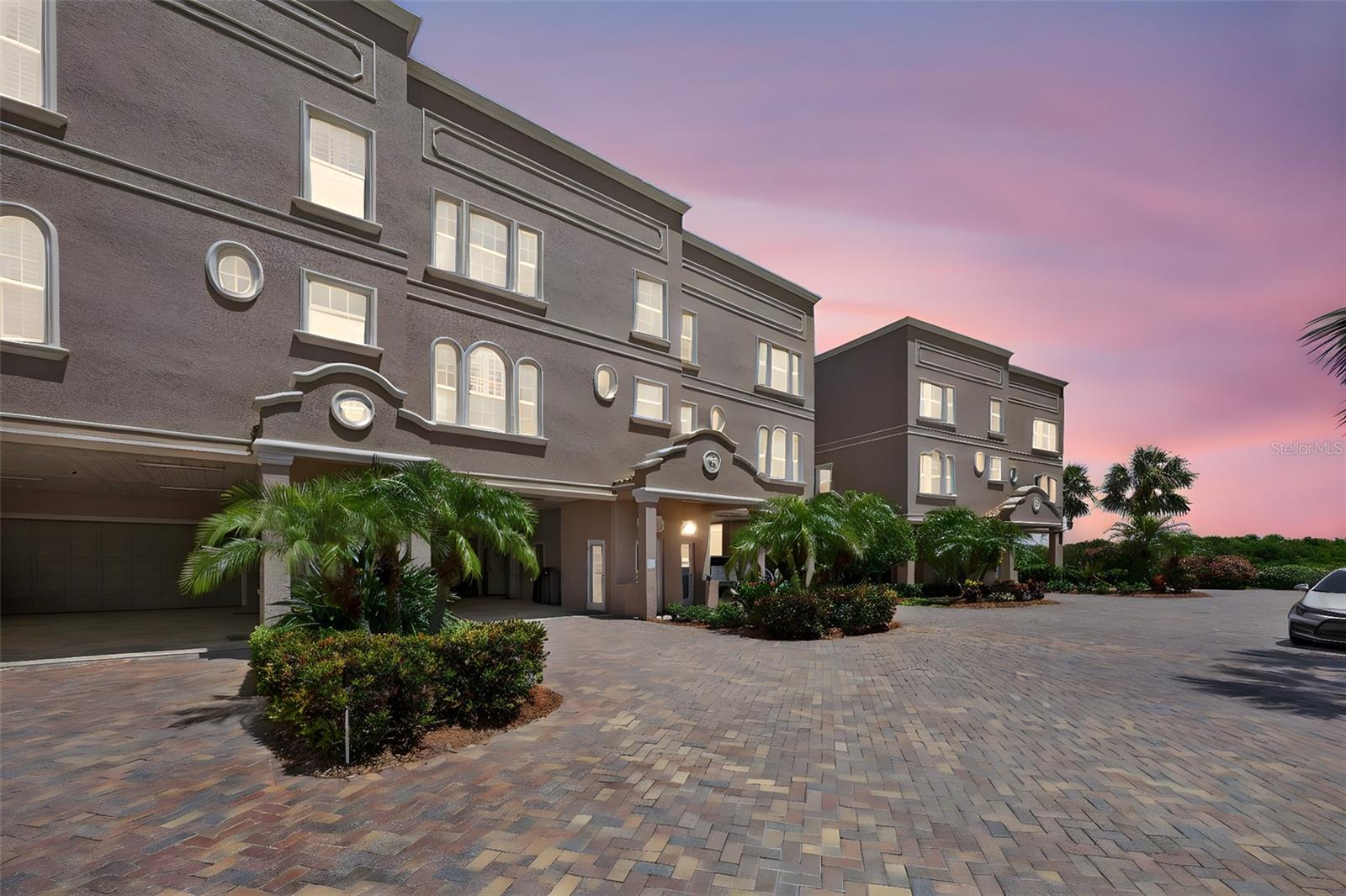 Listing photo id 1 for 2756 Reserve Court