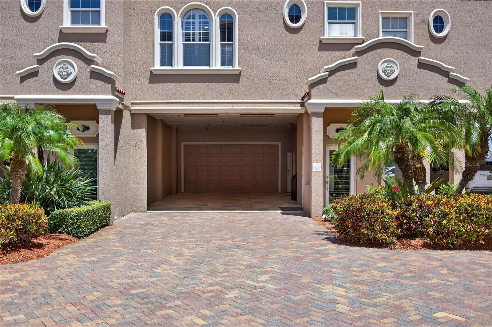 Listing photo id 2 for 2756 Reserve Court
