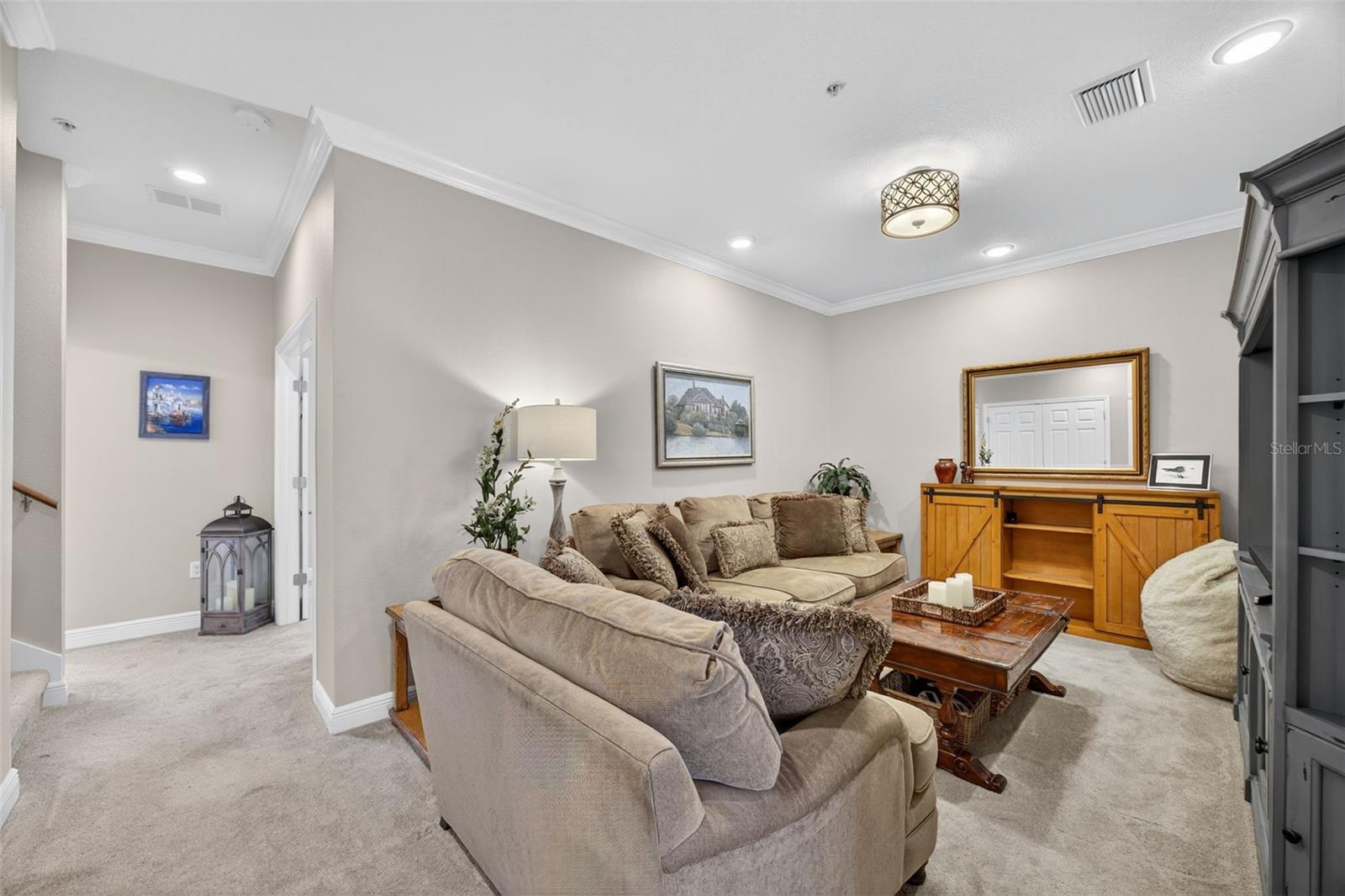 Listing photo id 7 for 2756 Reserve Court
