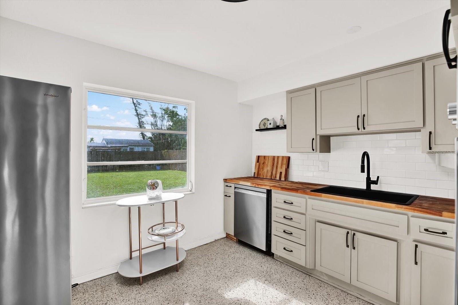Image 11 of 29 For 914 Freemont Street S