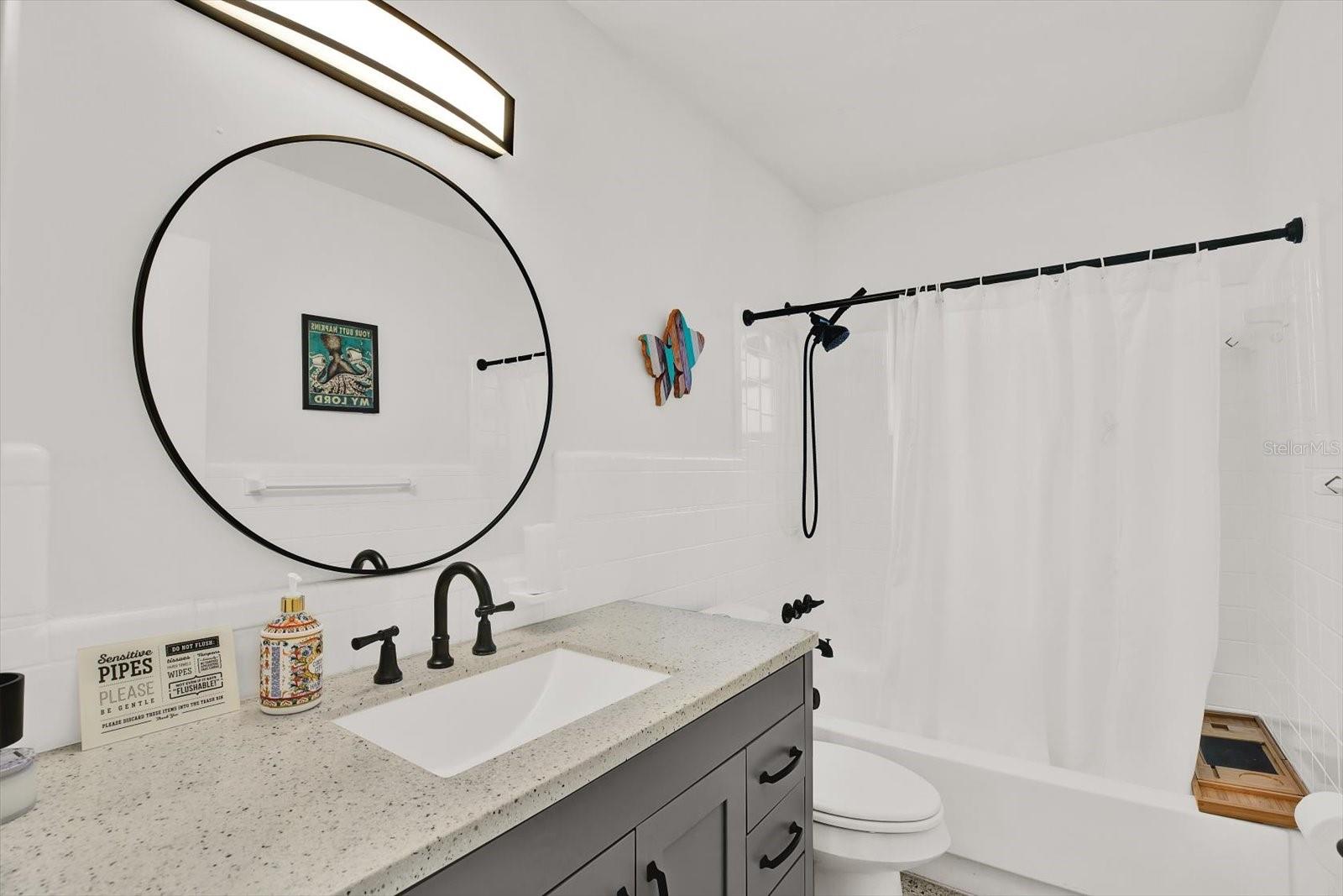 Image 14 of 29 For 914 Freemont Street S