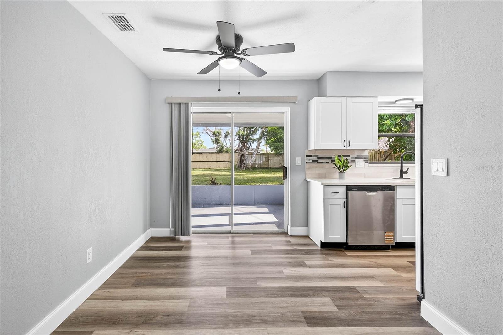 Image 4 of 18 For 920 Lakeside Drive
