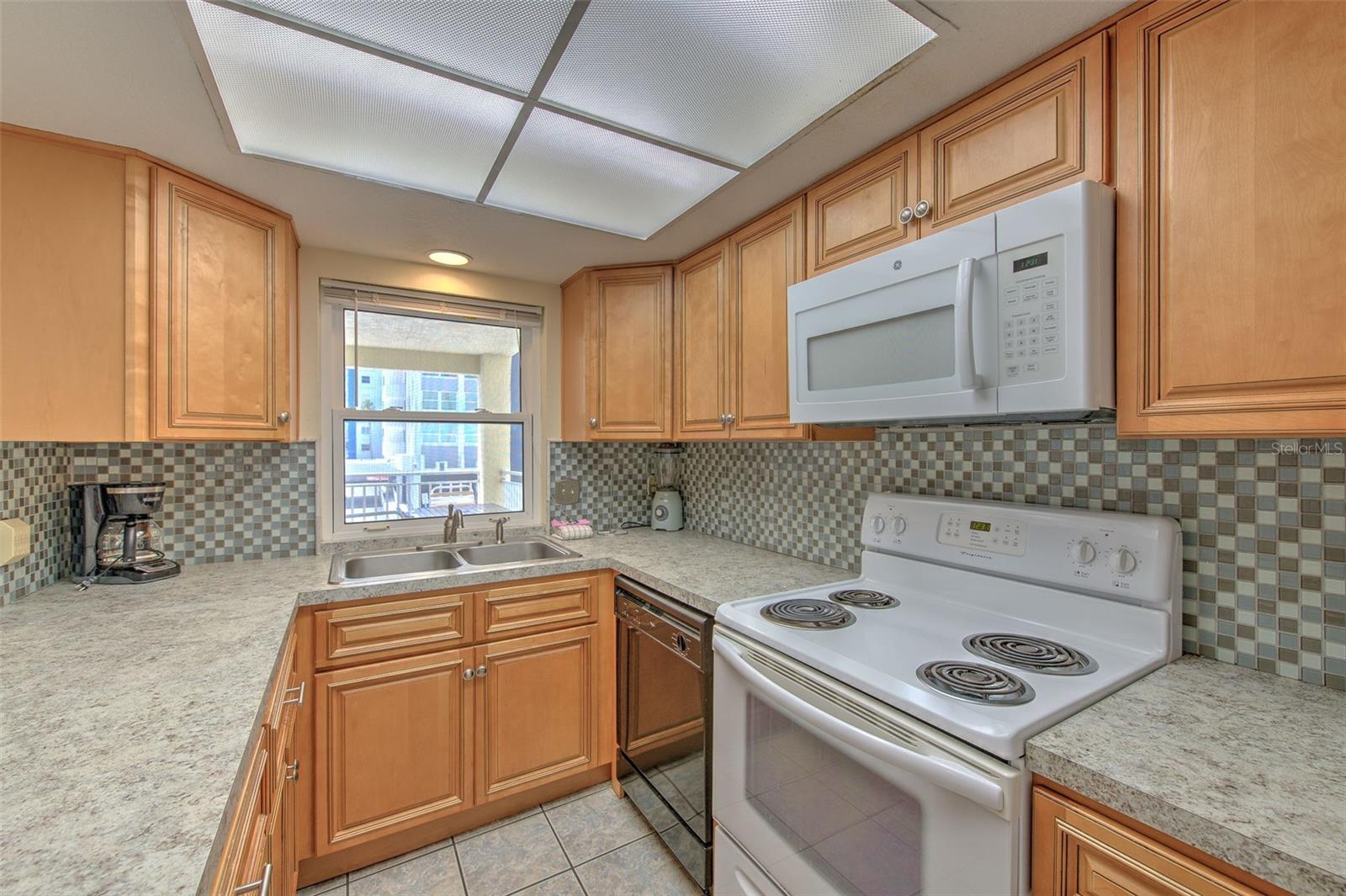 Image 19 of 43 For 17450 Gulf Boulevard 103