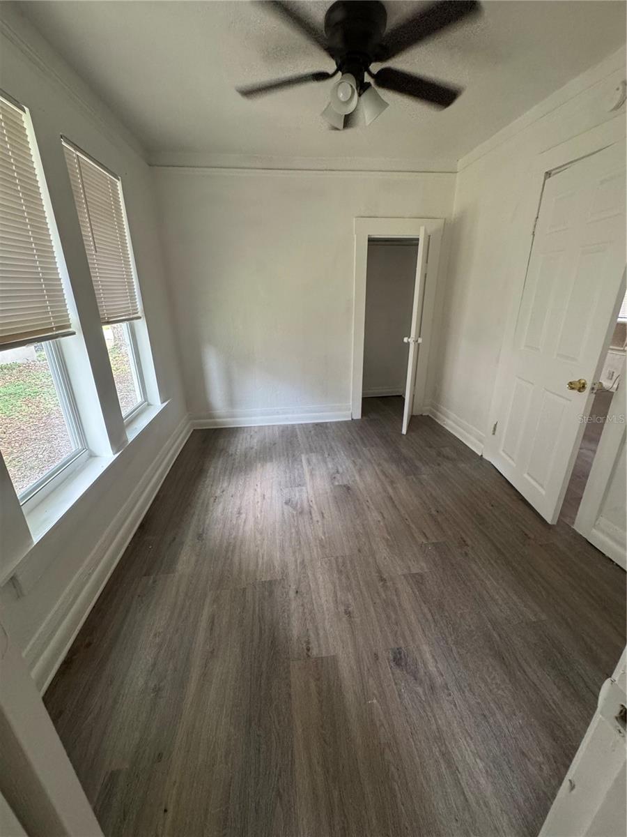 Listing photo id 3 for 8009 11th Street