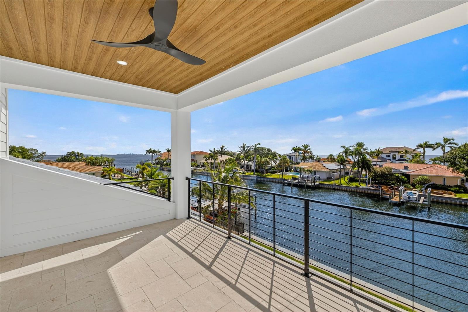 Listing photo id 27 for 2050 Hawaii Avenue Ne