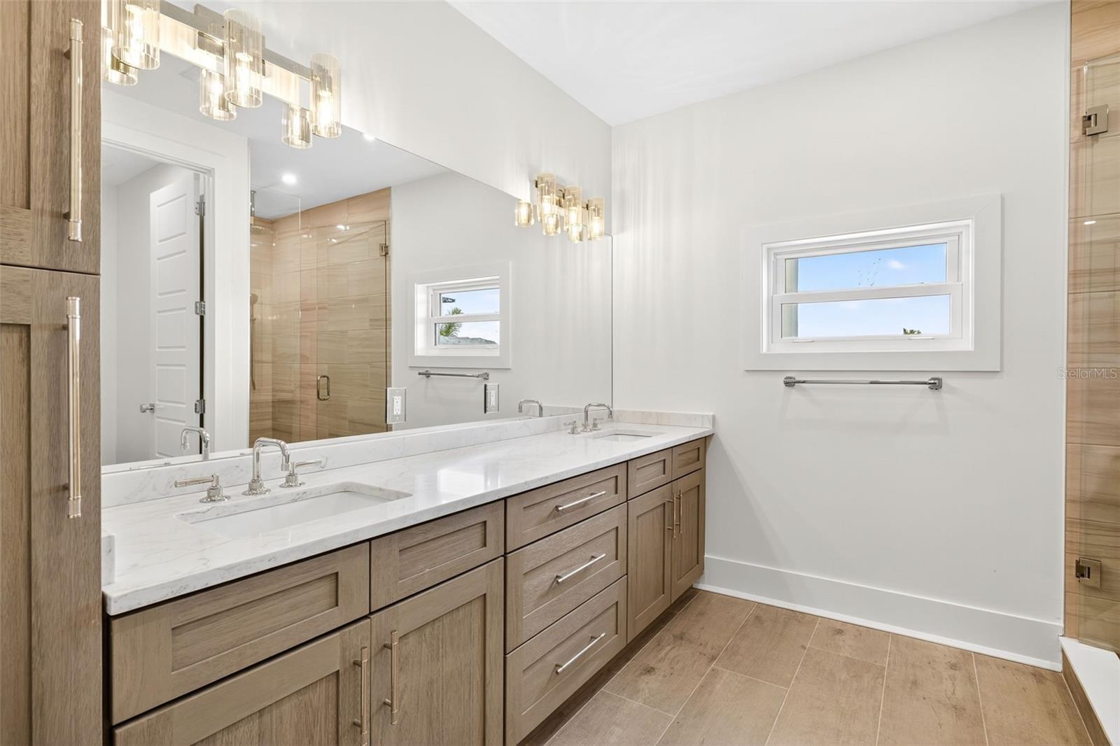 Listing photo id 29 for 2050 Hawaii Avenue Ne
